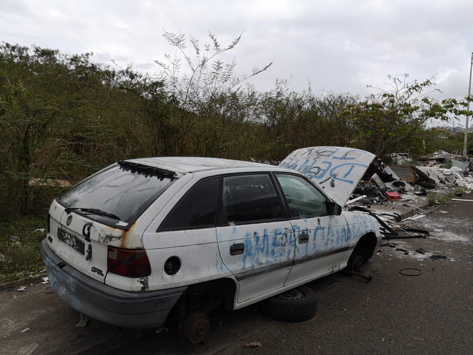 Une décharge sauvage à la Zac de RivièreRoche
